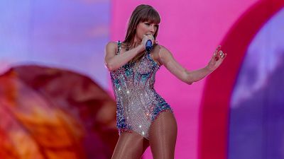 Miles de pulseras, un pañal y un universo descubierto con Taylor Swift: crónica de un 'no-swiftie' en el Bernabéu