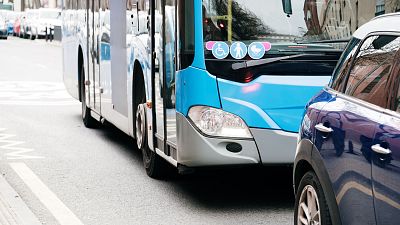 La Agencia Internacional de la Energía recomienda el teletrabajo y el transporte público ante el alza del combustible