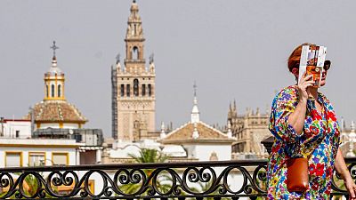 El calor da un respiro este viernes aunque siete comunidades están en alerta por tormentas y viento