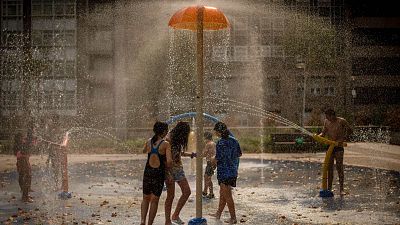 España sigue en ola de calor aunque las temperaturas extremas empiezan a bajar tras una noche asfixiante