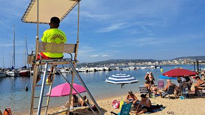 Un socorrista en una platja de Palamós Un socorrista en una platja de Palamós