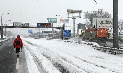 Madrid retoma el servicio de trenes y Barajas ya opera salidas, pero aún hay 700 carreteras afectadas en España