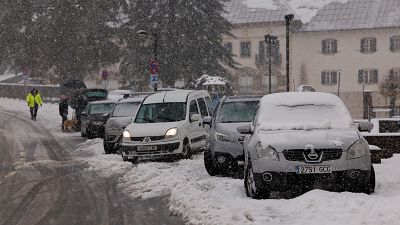 El temporal deja fuertes vientos y nevadas y afecta a medio centenar de carreteras