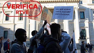 Tener antecedentes policiales sí puede implicar la denegación del permiso de residencia y trabajo, según expertos