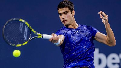 Carlos Alcaraz avanza a cuartos en Miami tras vencer a Stefanos Tsitsipas