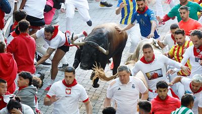 Tercer encierro de San Fermín 2025, al detalle: un mozo es arrastrado varios metros por uno de los veloces Álvaro Núñez