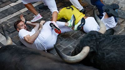 El tercer encierro de San Fermín 2026 al detalle: los Victoriano del Río pisotean a los mozos y provocan peligrosas caídas