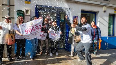 El 90.693, tercer premio de la Lotería de Navidad 2025, reparte suerte desde un centenar de administraciones