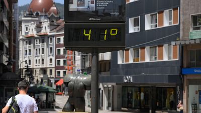 Termómetro digital urbano marcando más de 40 grados durante la ola de calor de junio de 2026 en España.
