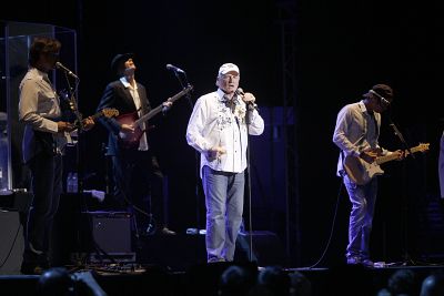 The Beach Boys aún transmiten buenas vibraciones al surfear por sus clásicos