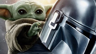 Primer plano de Grogu con su mano extendida hacia el casco plateado de un Mandaloriano, ambos personajes icónicos de Star Wars. Primer plano de Grogu con su mano extendida hacia el casco plateado de un Mandaloriano, ambos personajes icónicos de Star Wars.