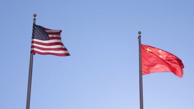 Banderas de Estados Unidos y China ondeando una junto a la otra Banderas de Estados Unidos y China ondeando una junto a la otra
