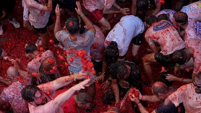 Batalla de tomates, gafas de buceo y diversión: las calles de Buñol se tiñen de rojo en la Tomatina 2026