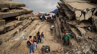 Los 'topos' de La Guaira rescatan cuerpos bajo los escombros un mes después del doble terremoto en Venezuela
