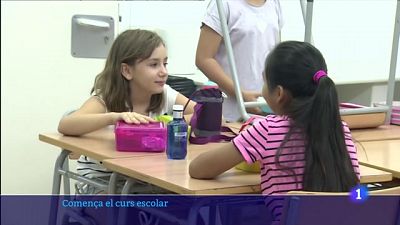 Abraçades i somriures en una tornada a l'escola sense restriccions i amb novetats