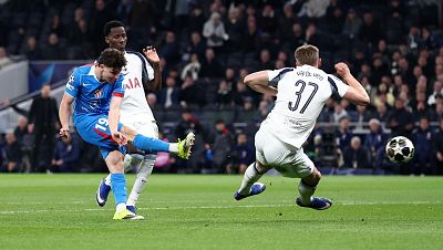 Disparo de Julián Álvarez para marcar gol en el Tottenham - Atlético de Madrid