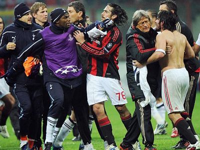 La imagen de la derrota del Milan en San Siro ante el Tottenham en la ida de octavos de la Champions es la de la rabia de Gattuso, que casi agrede al segundo del banquillo inglés La imagen de la derrota del Milan en San Siro ante el Tottenham en la ida de octavos de la Champions es la de la rabia de Gattuso, que casi agrede al segundo del banquillo inglés