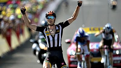 El británico Stephen Cummings logró hoy la victoria en la decimocuarta etapa del Tour de Francia por delante de dos franceses, Romain Bardet y Thibaut Pinot, mientras que el colombiano Nairo Quintana arrebató el segundo puesto al estadounidense Tejay