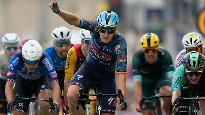 Tour 2026 | Merlier gana la etapa 12 en un accidentado sprint | Ver