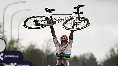 Mathieu van der Poel resiste el caos del Koppenberg y triunfa en el Tour de Flandes 2024
