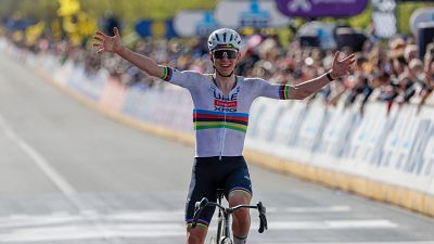 El ciclista esloveno Tadej Pogacar, con el maillot de campeón del mundo, levanta los brazos en la meta del Tour de Flandes 2026 El ciclista esloveno Tadej Pogacar, con el maillot de campeón del mundo, levanta los brazos en la meta del Tour de Flandes 2026