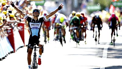 El checo Zdenek Stylbar aprovechó el desorden provocado por una caída en el último kilómetro de la etapa para lograr la victoria de etapa en Le Havre en la sexta etapa del Tour de Francia. El maillot amarillo, el alemán Tony Martin, provocó una caída