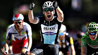 El británico Mark Cavendish sumó este viernes su vigésimo sexto triunfo en el Tour de Francia, el primero en los últimos dos años, por delante del alemán André Greipel y del esloveno Peter Sagan. La clasificación general no sufrió cambios y el britán