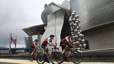 La afición de Bilbao se vuelca con los siete ciclistas vascos en la presentación del Tour de Francia 2023