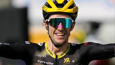 Simon Yates gana la etapa y Ben Healy se viste de amarillo en una jornada típica del Macizo Central