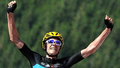 El británico Bradley Wiggins se convirtió en nuevo líder del Tour de Francia tras la primera llegada en alto, en la séptima etapa, que tuvo como vencedor a su compañero de equipo Chris Froome. La jornada, de 199 kilómetros por el macizo de Los Vosgo