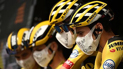 El pelotón del Tour de Francia dice "No al racismo"