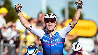 Jakobsen gana su primer sprint en el Tour y Van Aert se viste de amarillo tras un final accidentado