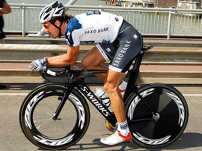 El ciclista suizo, el 'tractor' Fabian Cancellara, parte como gran favorito para repetir triunfo en el prólogo del tour como ya hizo en londres y en Mónaco en 2008 y 2009. Sobre la polémica del motor en su bici, Cancellara es claro: "el único motor q