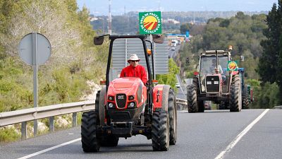 Dos tractors a la marxa lenta entre el Morell i Tarragona | ACN Arnau Martínez