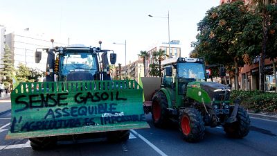 Un tractor amb el lema 'Sense gasoil assequible l'agricultura és impossible' en la protesta de Lleida Un tractor amb el lema 'Sense gasoil assequible l'agricultura és impossible' en la protesta de Lleida