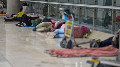 Transportes insta al Ayuntamiento y la Comunidad de Madrid a resolver el problema con las personas sin hogar en Barajas