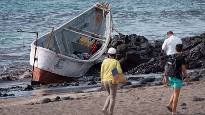 Tres cayucos y dos embarcaciones neumáticas con al menos 143 personas llegan a Canarias en las últimas horas