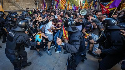 Antiavalots dels Mossos d'Esquadra colpegen amb les porres membres de l'esquerra independentista prop del Fossar de les Moreres Antiavalots dels Mossos d'Esquadra colpegen amb les porres membres de l'esquerra independentista prop del Fossar de les Moreres