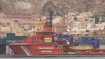 Tres personas muertas y otras 29 rescatadas de una patera en aguas próximas a Almería