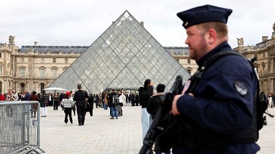 El Tribunal de Cuentas dice que el Louvre priorizó la compra de obras a la inversión en seguridad