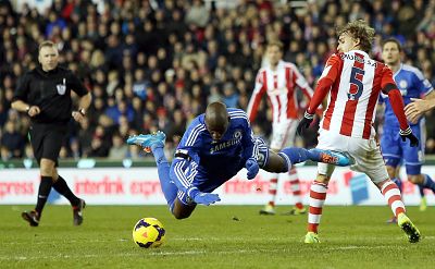 Los tropiezos del Chelsea y el City dejan vía libre al Arsenal