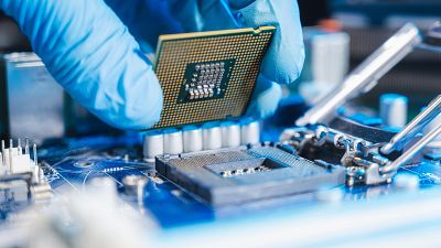 Trump anuncia aranceles del 100% a las importaciones de chips y semiconductores