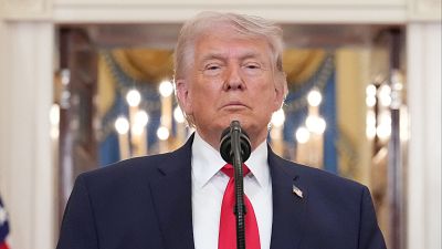 Trump dice que golpeará "con dureza" a Irán en las próximas dos semanas para hacerles retroceder a la "Edad de Piedra"