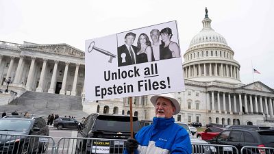 Trump firma la desclasificación de los papeles de Epstein tras su cambio de postura sin aclarar cuándo se publicarán