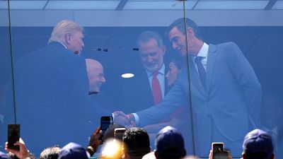 Trump saluda a Pedro Sánchez y a los reyes en la final del Mundial de Fútbol y dice que ya no hay "tensiones"