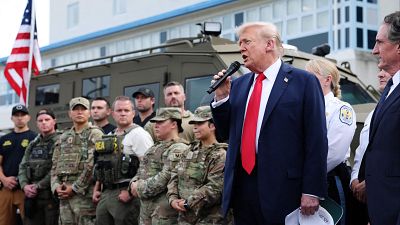 Trump saluda a las tropas en Washington y asegura que se quedarán "un largo tiempo" en la ciudad