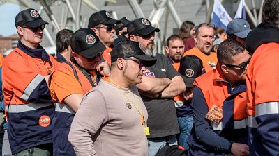 Concentración tensa de trabajadores de Tubos Reunidos durante la junta del BBVA en Bilbao