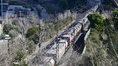 Un tren de mercaderies abans d'entrar al túnel de Rubí