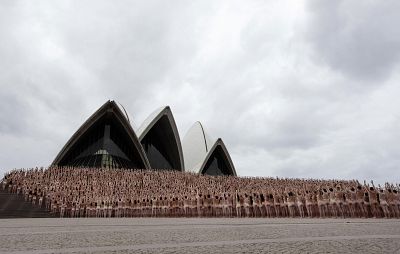Tunick desnuda en Sydney a más de 5.000 personas en defensa de la igualdad