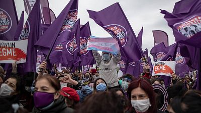 Las mujeres turcas protestan contra la salida del pacto europeo contra la violencia machista: "Queremos justicia"